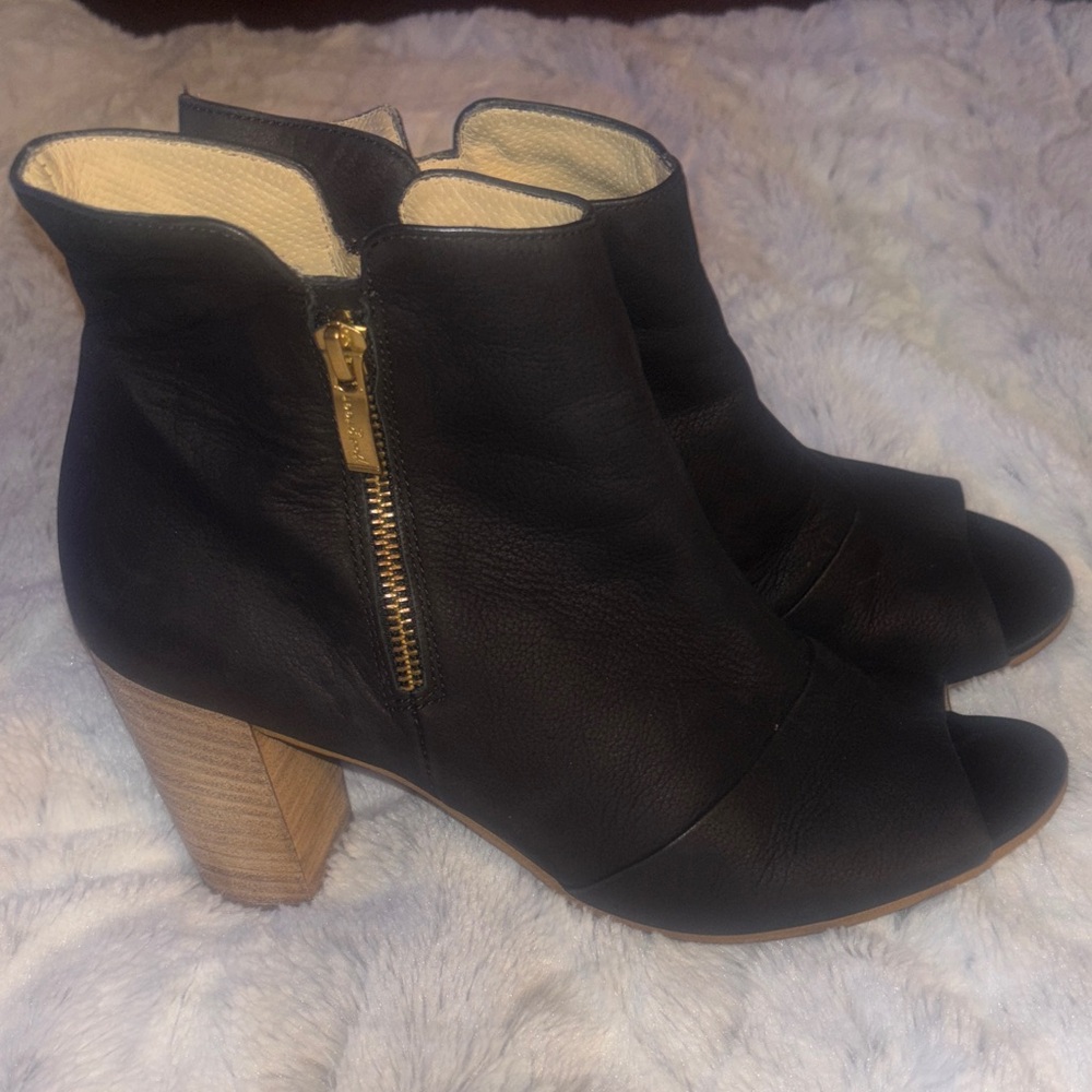 EUC Paul Green Black Open-Toe Leather Ankle Booties with Gold Zip
